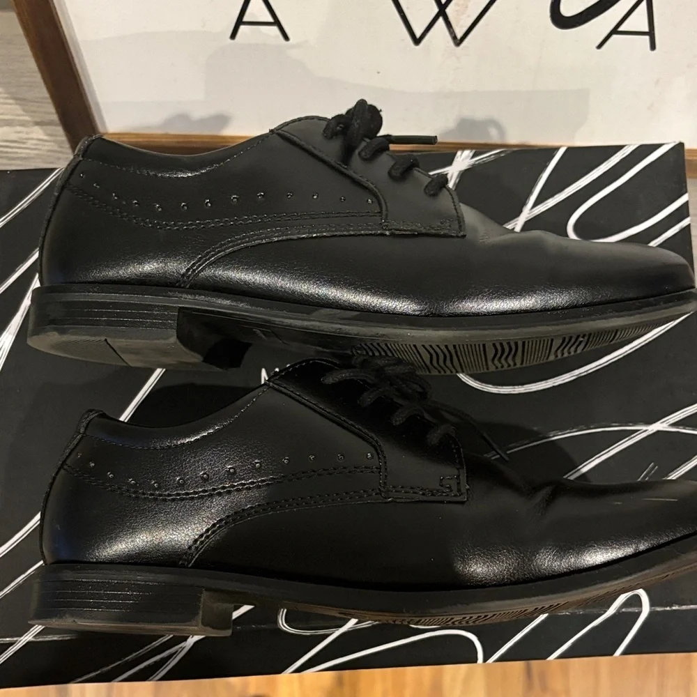 Max and Jake Black kids Dress Shoes size 4